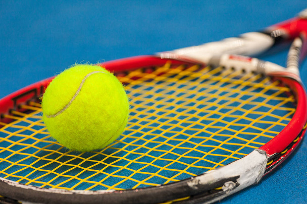 The tennis ball on a tennis court - Φωτογραφία, εικόνα