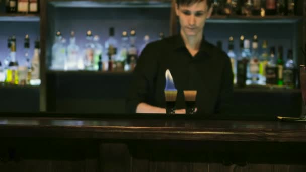 De barman bereidt een cocktail en zet het op brand 4k - Video