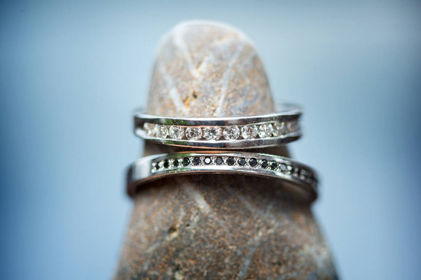Два обручальных кольца на камне
 - Фото, изображение