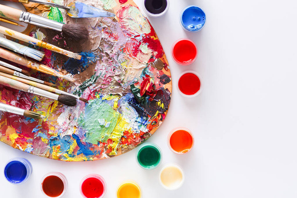 Kunstpalette mit bunten Farbstrichen, isoliert - Foto, Bild
