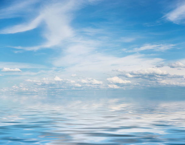 青い空白い雲と水面に - 写真・画像