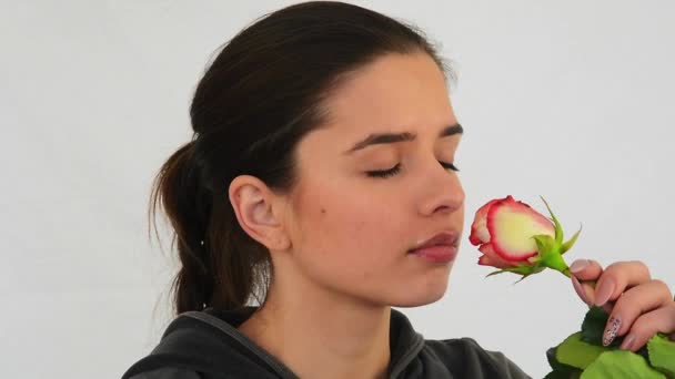 Νεαρή γυναίκα μυρίζει ένα λουλούδι - Πλάνα, βίντεο