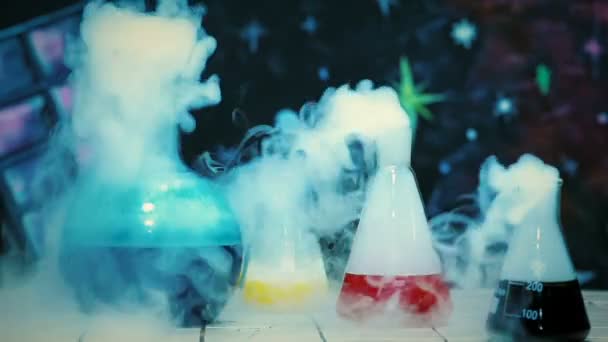 Primer plano de los experimentos en tubos de ensayo con nitrógeno líquido en las lecciones de química
  - Metraje, vídeo