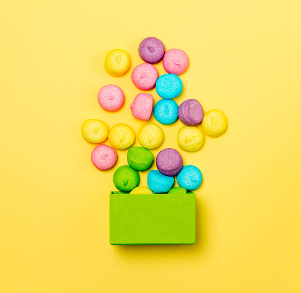 Renkli şekerleme ve yeşil kutu - Fotoğraf, Görsel