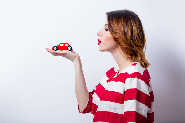oyuncak araba şeklinde güzel bir kadınla - Fotoğraf, Görsel