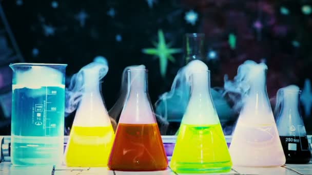 Test tüpleri okulda kimya dersleri, sıvı nitrojen ile deneyler - Video, Çekim