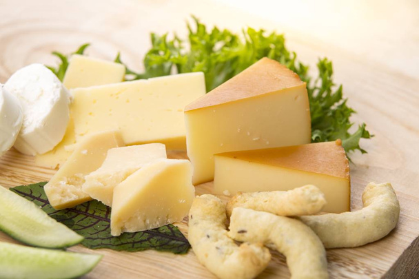 Elección del plato de queso en una mesa de madera
 - Foto, Imagen