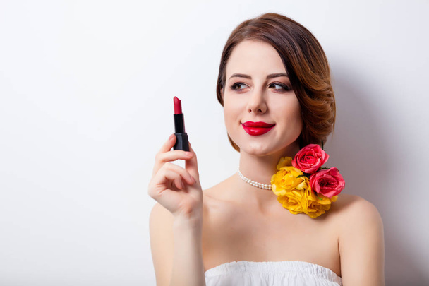 schöne junge Frau mit Lippenstift  - Foto, Bild