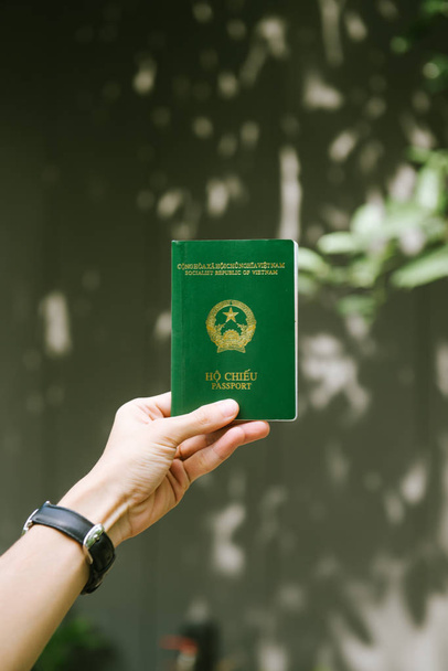 Człowiek posiadający paszport wietnamski - Zdjęcie, obraz