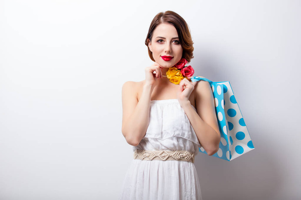 beautiful young woman with shopping bag  - Foto, Bild
