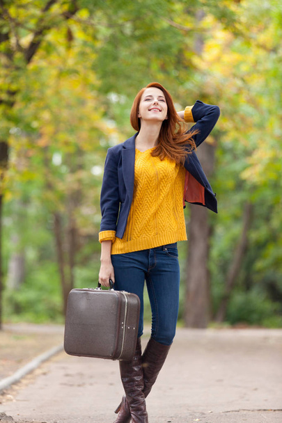 красивая молодая женщина с чемоданом
 - Фото, изображение