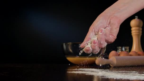 Ręka rozlania mąki na stole - Materiał filmowy, wideo