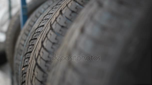 Automobilové pneumatiky ve skladu v pneumatice uchovávat - Záběry, video