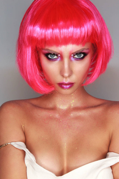 Girl in a bright pink wig with bright makeup - Zdjęcie, obraz