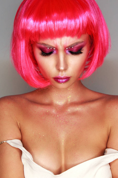 Girl in a bright pink wig with bright makeup - Valokuva, kuva