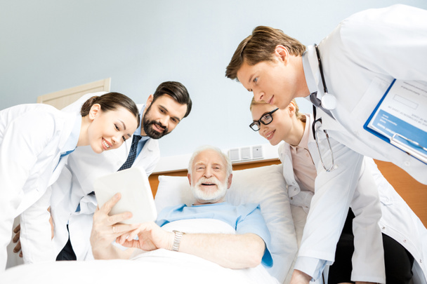 Médicos y pacientes mayores
  - Foto, imagen