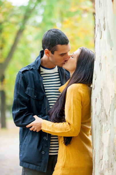 Νεαρό ζευγάρι αγκαλιάζει και φιλάει - Φωτογραφία, εικόνα