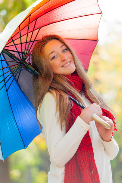 όμορφη νεαρή γυναίκα με ομπρέλα  - Φωτογραφία, εικόνα