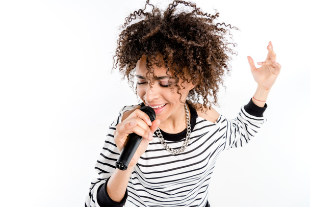 fiatal énekes mikrofonnal  - Fotó, kép
