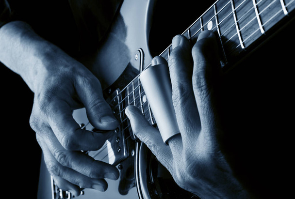 スライド ブルース ギターを弾く - 写真・画像