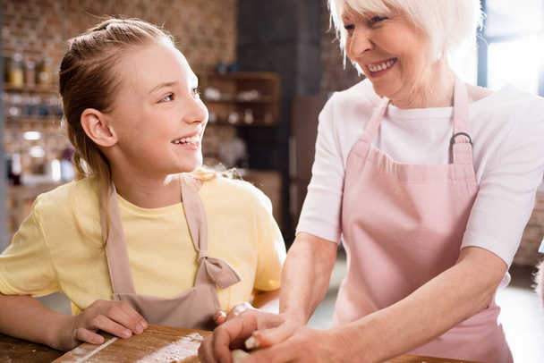 Dziadek i wnuczka wyrabiania ciasta   - Zdjęcie, obraz