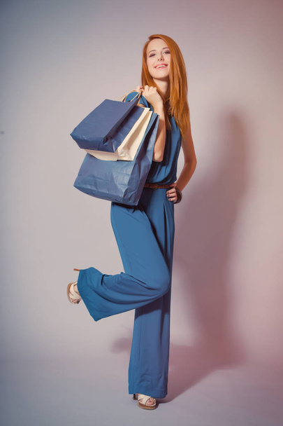 beautiful young woman with shopping bags - Foto, Imagem