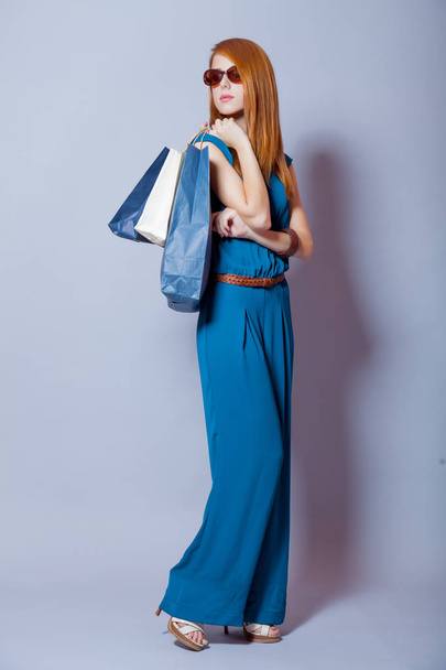 όμορφη νεαρή γυναίκα με τσάντες ψώνια - Φωτογραφία, εικόνα