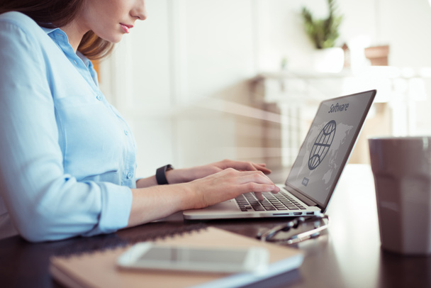 businesswoman working with laptop - Фото, зображення