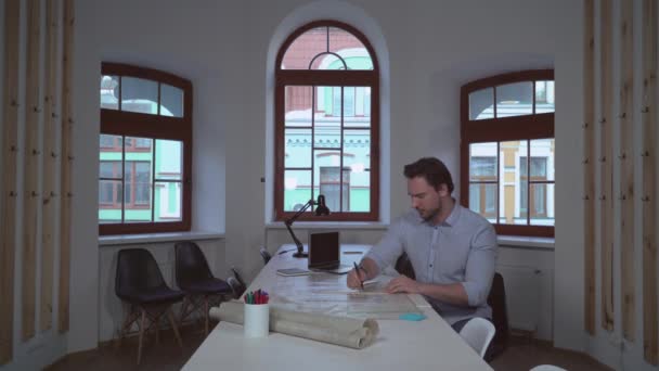 Zwei Architekten feiern gute Nachrichten - Filmmaterial, Video