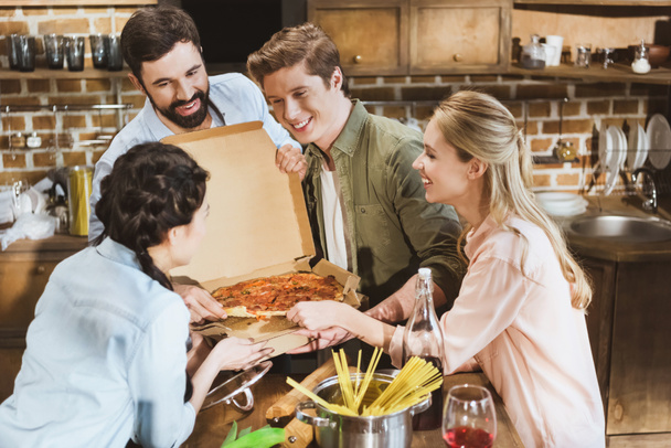 Junge Leute essen Pizza - Foto, Bild