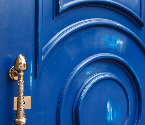 régi fa kék ajtó kilincs kék ajtóval - Fotó, kép
