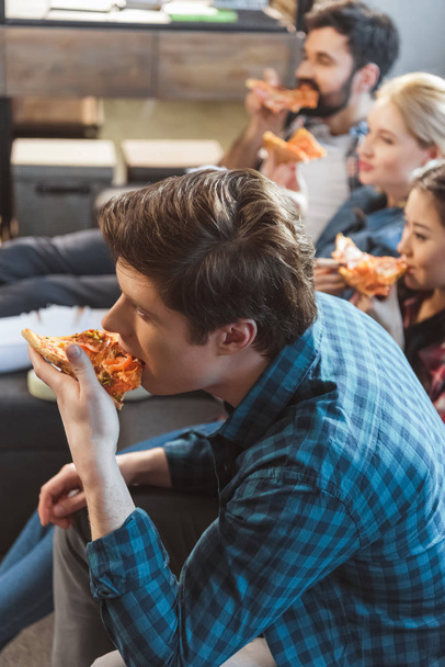 young people eating pizza - Fotoğraf, Görsel