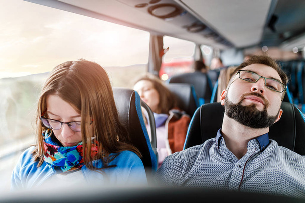 Egy csoportja a fiatalok meg utazás busszal, a szalon belső nézet belülről - Fotó, kép