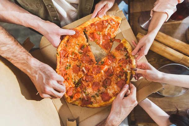 A fiatalok pizzát esznek - Fotó, kép