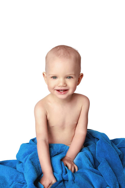 schöne Babe mit blauen Augen, bedeckt von einem Handtuch isoliert auf weißem Hintergrund - Foto, Bild