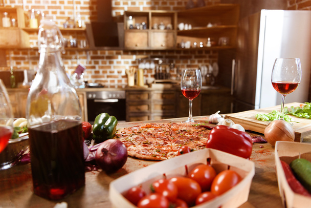 пицца, вино и овощи готовы к вечеринке
 - Фото, изображение