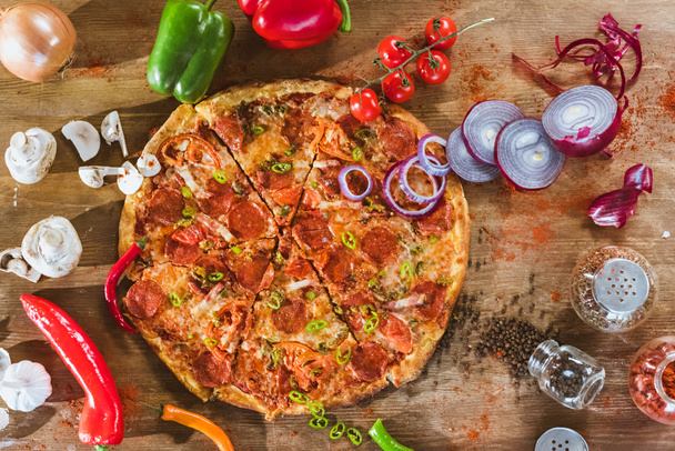 Pizza italiana con salame piccante
 - Foto, immagini