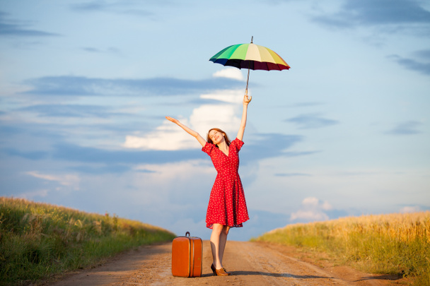 bella giovane donna con valigia e ombrello
 - Foto, immagini