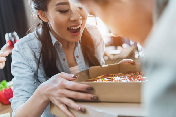 Young people enjoying fresh pizza - Foto, Imagen
