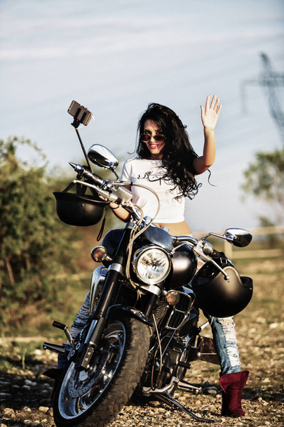Klasik motosiklet (c ile güzel motosiklet esmer kadın - Fotoğraf, Görsel