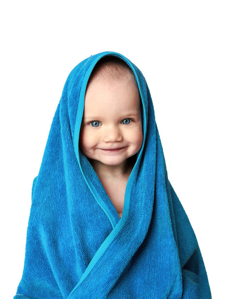 Bella bambina con gli occhi azzurri coperti da un asciugamano isolato su sfondo bianco
 - Foto, immagini