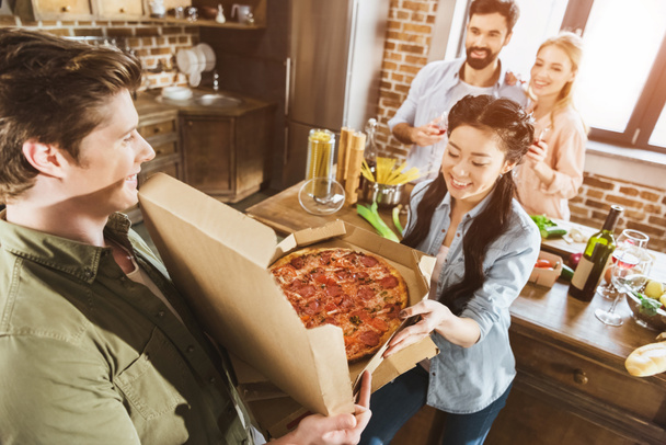 Pizza yiyen gençler - Fotoğraf, Görsel