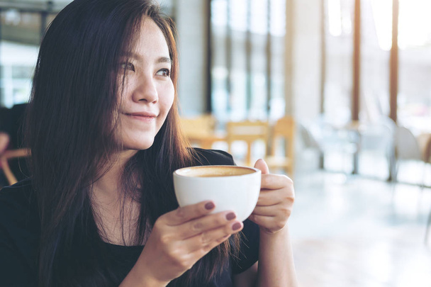 woman drink coffee - Foto, immagini
