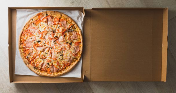 свежая пицца в коробке
 - Фото, изображение