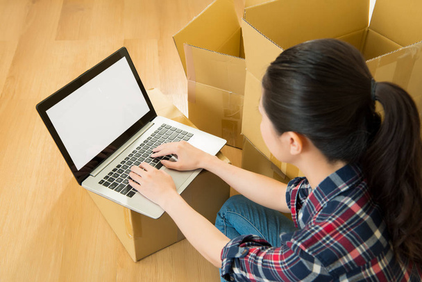 woman moving flat and use computer - Foto, immagini