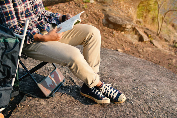 Gelukkig Aziatische hipster man lezen van een boek in de achtergrond van de natuur - Foto, afbeelding