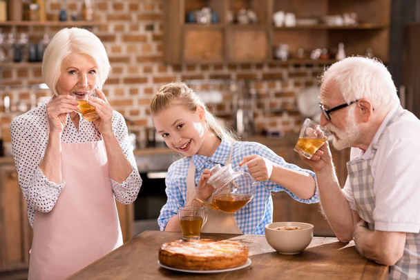 family drinking tea at home - Foto, Bild