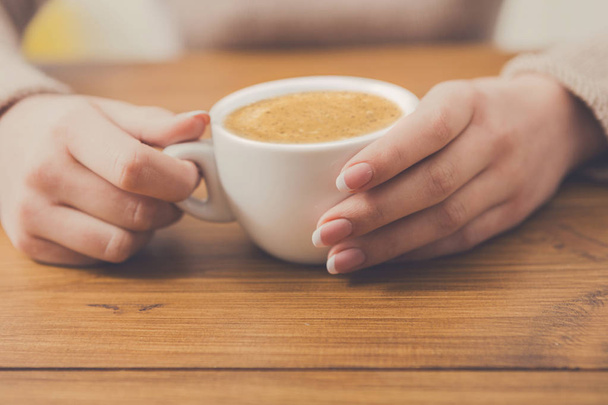 Gros plan de la femme avec une tasse de café dans le café
 - Photo, image
