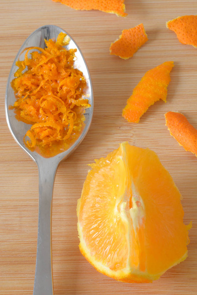 ralladura de naranja, cáscaras y trozos para hornear
 - Foto, imagen