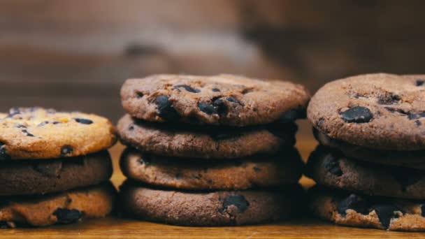 Biscotti al cioccolato sul tavolo inclinazione lenta
 - Filmati, video
